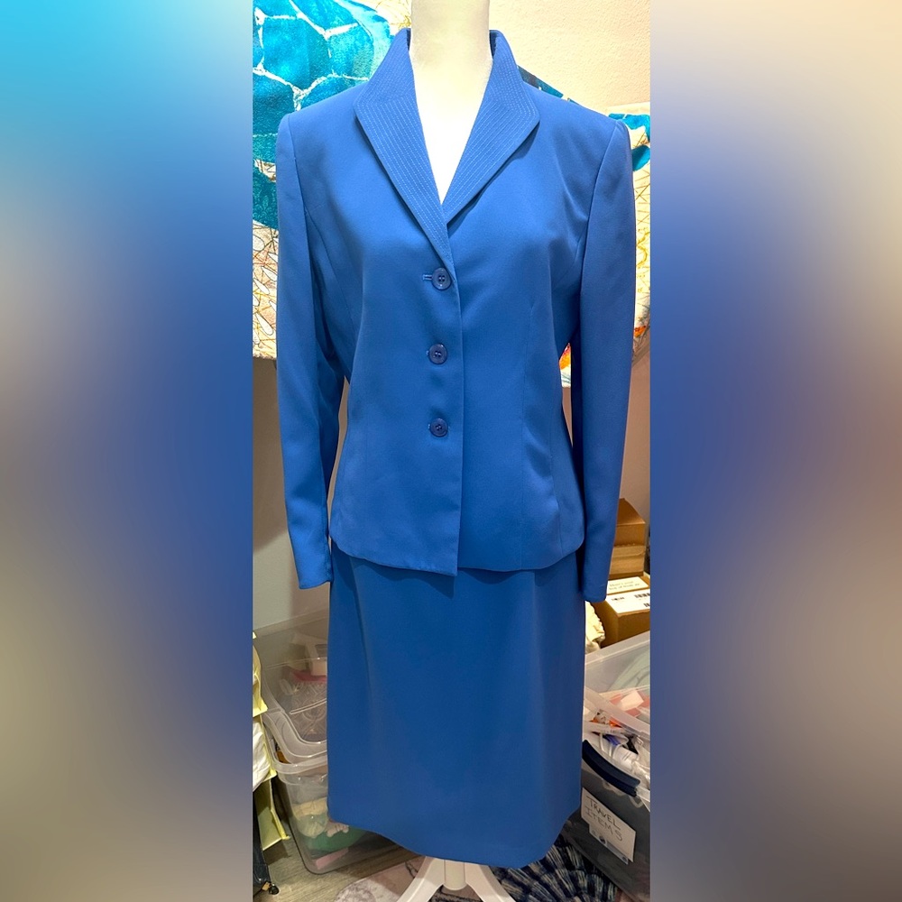 Evan-Picone lovely blue suit.  Gently used. Fully lined. Petite Small 4-6.